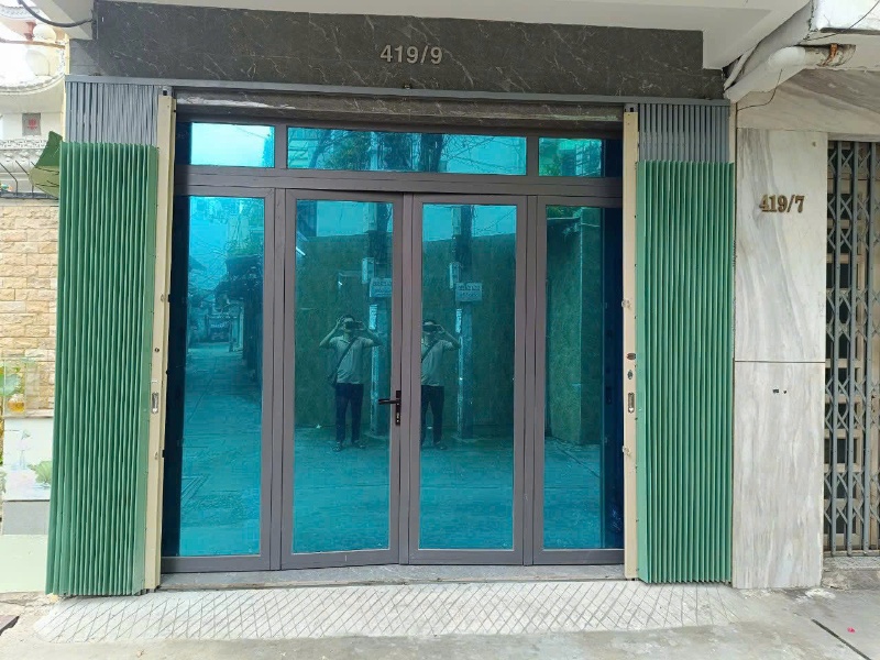 Hình ảnh thi công dán kính cách nhiệt chung cư 8